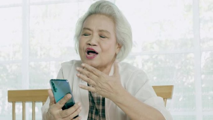 泰国祖母用爱的情感和吻向孙子道别