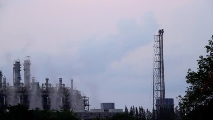 炼油厂烟囱冒烟炼油石化石油