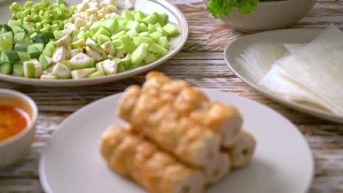 越南猪肉肉丸与vegetables wraps (南越南或Nham Due) -越南的传统美食文化