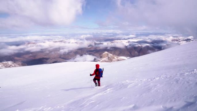 老年高山登山者冬季登顶高海拔山峰