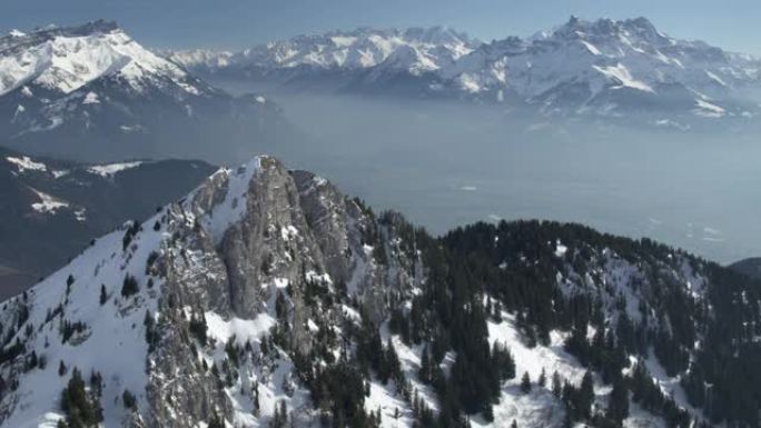 瑞士莱辛的山顶被雪覆盖的无人机拍摄