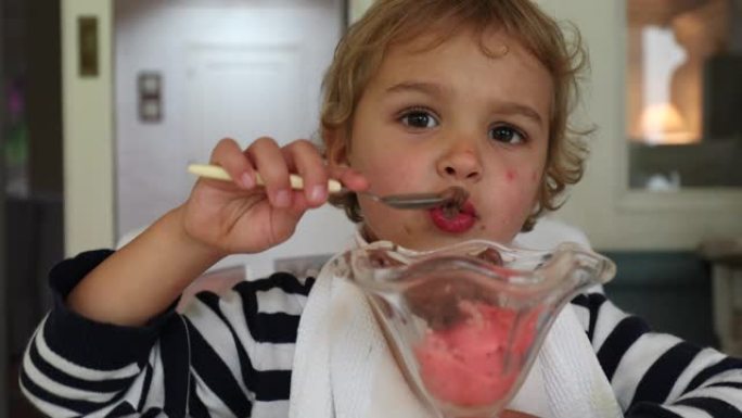 男婴吃冰淇淋幼儿吃甜点