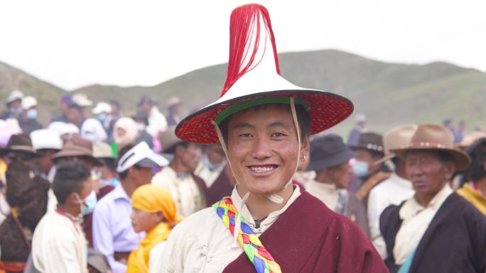 看表演 看活动 汉族老人 藏族 服装着装