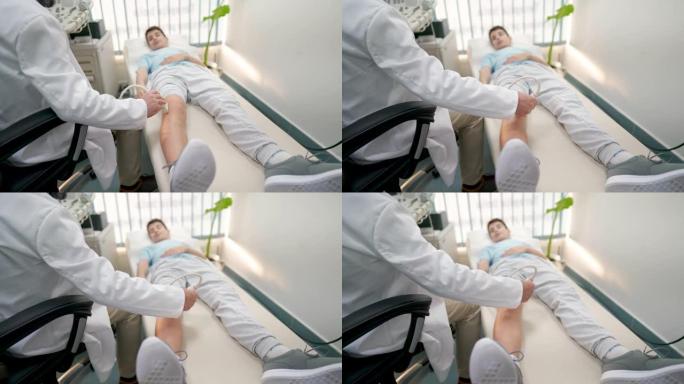 医生使用超声波诊断男孩的膝盖状况