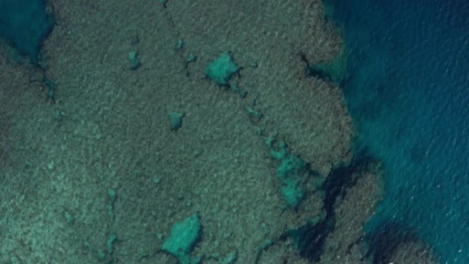 日本冲绳无人机拍摄的美丽珊瑚礁水域