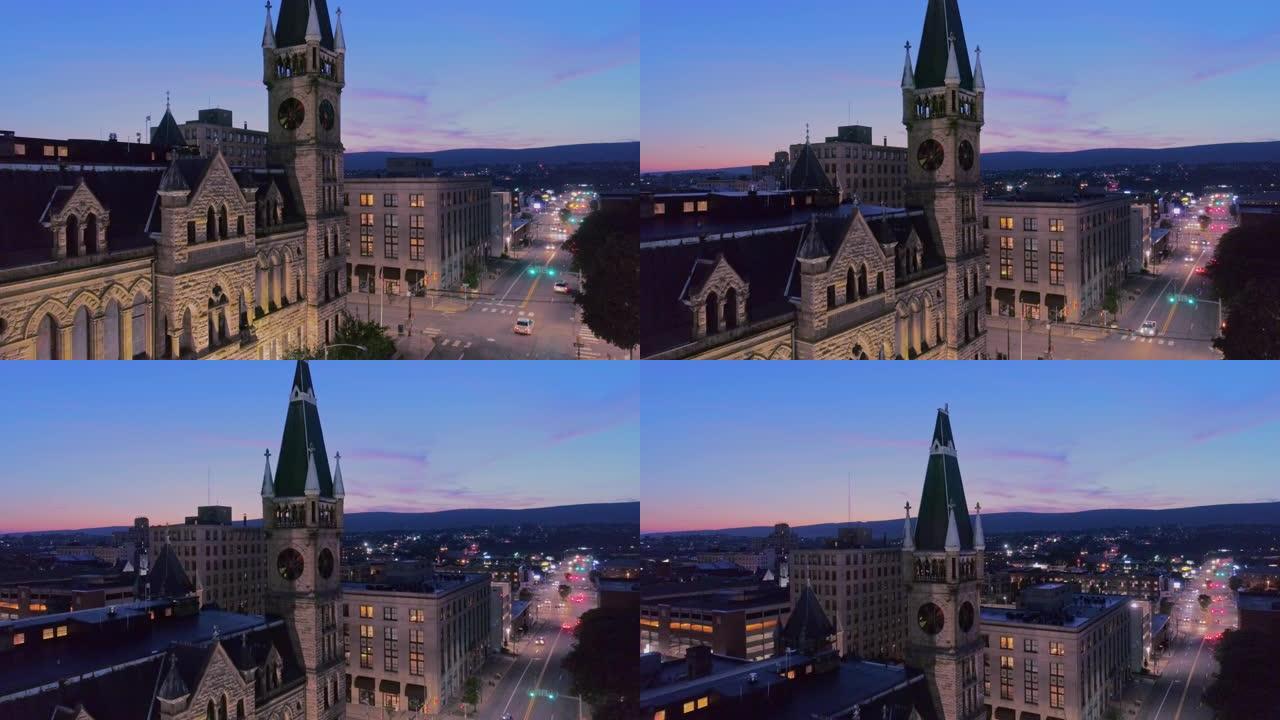 市政厅和斯克兰顿市中心的夜晚。美国宾夕法尼亚州。带有上升摄像机运动的无人机视频。