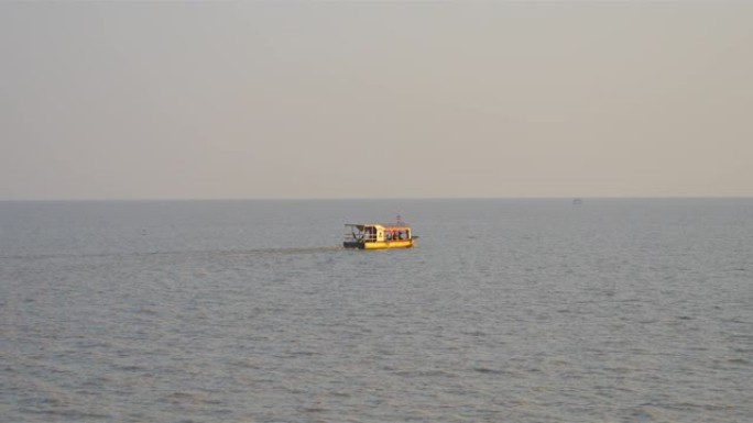 船在柬埔寨暹粒的洞里萨湖上航行。
