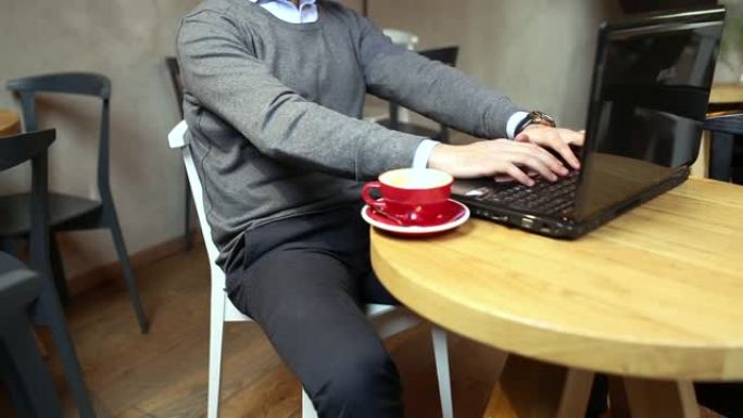 商人在咖啡馆喝咖啡并使用笔记本电脑