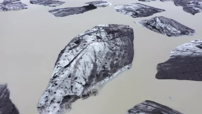 由于全球变暖融化了冰岛南部的Vatnajokull冰川冰盖，飞越漂浮的冰山。4k无人机视图