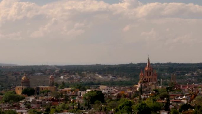 乌云在墨西哥圣米格尔·德·阿连德上空移动的时间流逝