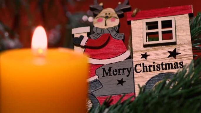 蜡烛上有绿色冷杉和波克灯的圣诞装饰品。圣诞气氛。