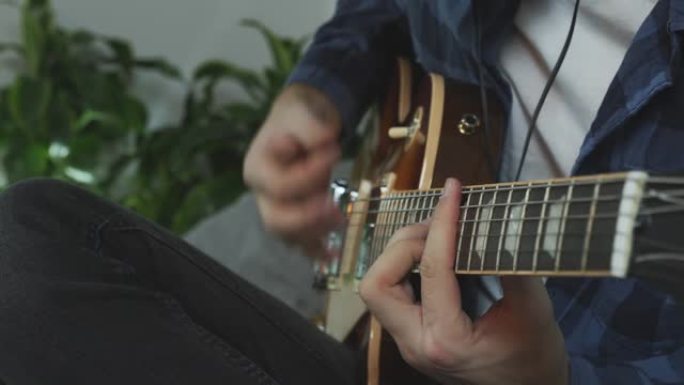 音乐家在电吉他上演奏摇滚民谣歌曲，在家练习现场概念