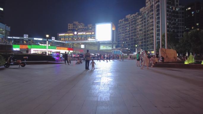 夜晚广场众多行人散步