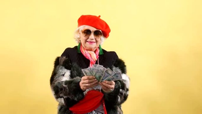 幸福的女人中了彩票。庆祝，老妇人有高薪，退休，退休金