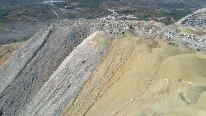 采矿废物处置与生态破坏的鸟瞰图