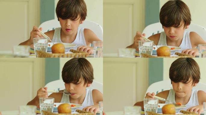 吃午餐的孩子小男孩吃意大利面