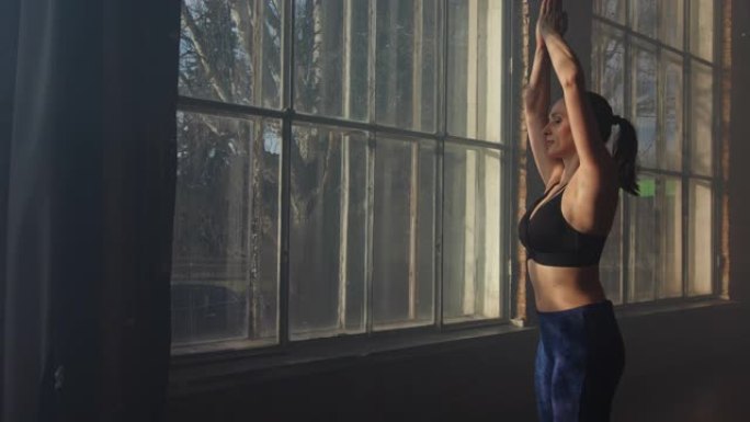 健身瑜伽女人锻炼健康的生活方式在健身室瑜伽合十礼姿势苏利亚那马斯卡尔体式