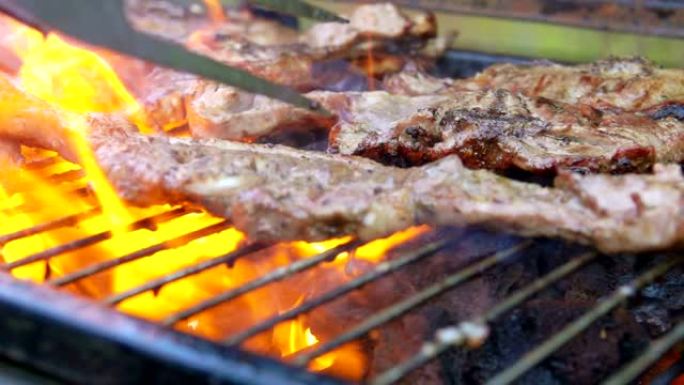 肉排掉落在火焰爆发的烤架上
