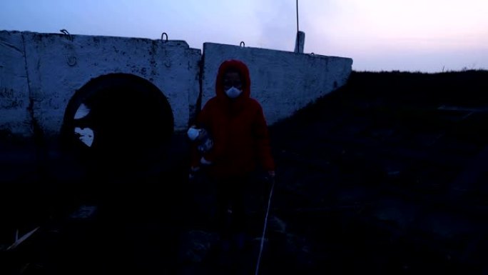 废物沟里的小孩戴着呼吸器红色夹克，带着玩具和黑球，害怕辐射，绝望