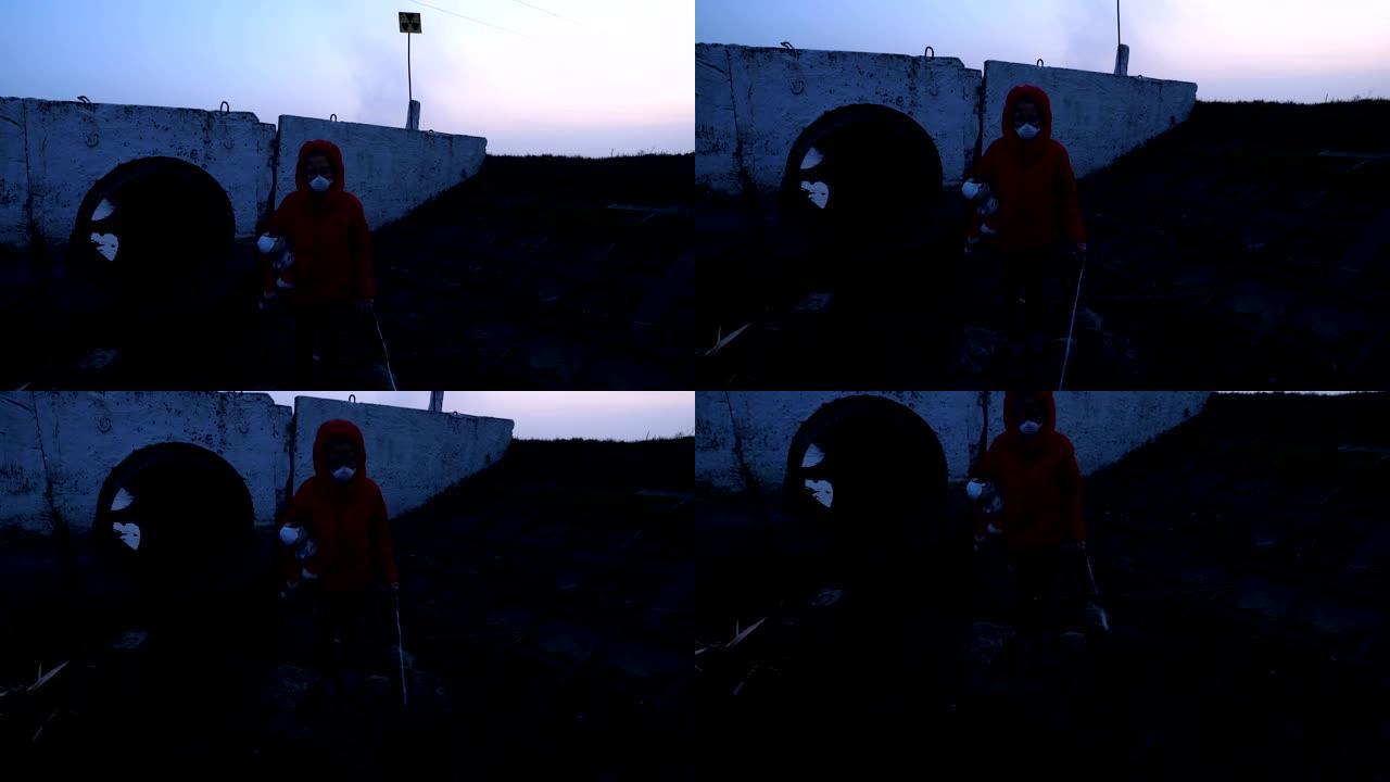 废物沟里的小孩戴着呼吸器红色夹克，带着玩具和黑球，害怕辐射，绝望