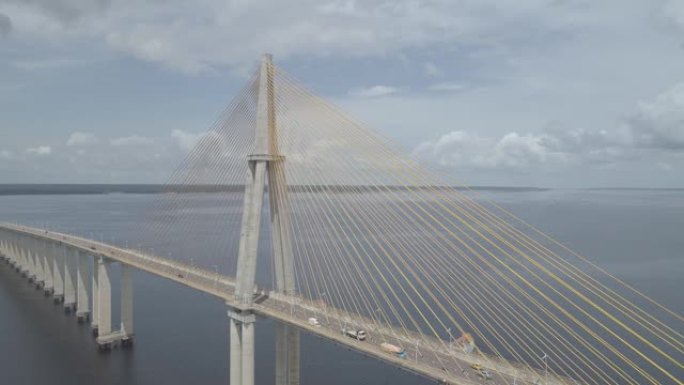 在斜拉式里约内格罗大桥的中央结构周围进行空中平移，该桥将巴西亚马逊地区的马瑙斯和伊兰杜巴市与天空相连