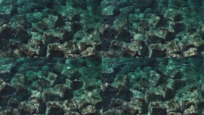 岩石。海浪拍打的石头。