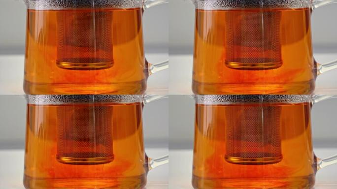 用袋泡茶冲泡并将红茶叶浸泡在玻璃透明茶壶中，用煮沸的热水，延时拍摄，特写镜头，4K。