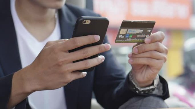 年轻人使用信用卡在手机上付款