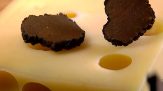 稀有的黑松露蘑菇片落在奶酪上