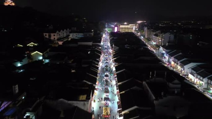 夜间照明杭州市著名行人拥挤街道区域空中全景4k中国
