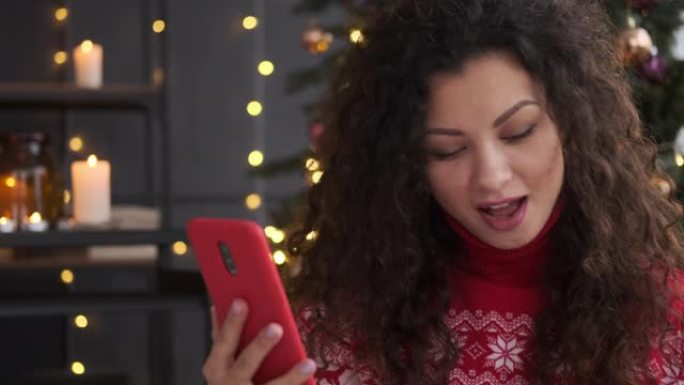 女人惊讶于使用手机获得圣诞节折扣