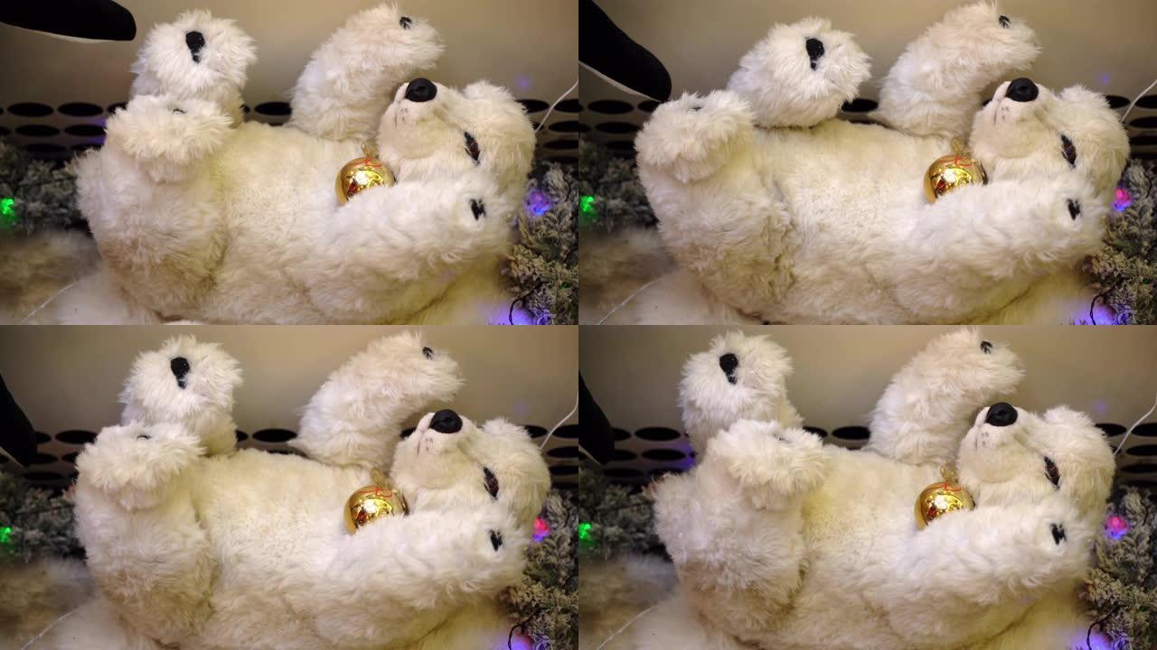 可爱的蓬松白色泰迪熊移动玩具在木制雪橇上，带有圣诞装饰品，音乐动画玩具在购物中心表演。泰迪熊和快乐的