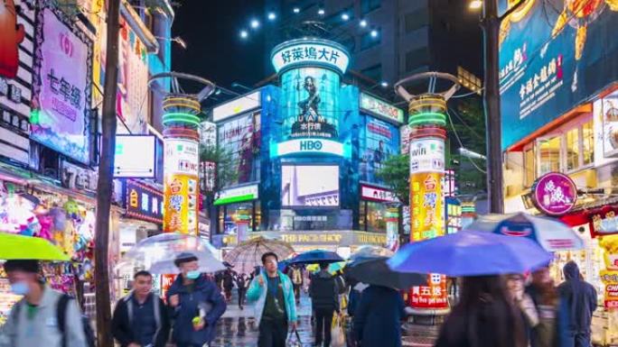 西门町夜市的时间流逝。台湾台北，晚上在商店街上散步的人们