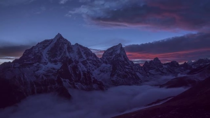 塔博什和霍拉特斯山脉在黄昏时分。尼泊尔喜马拉雅