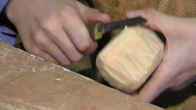 木工商店。木工工程。木雕的工具。木匠在工作室里与cutter一起工作的手的特写。