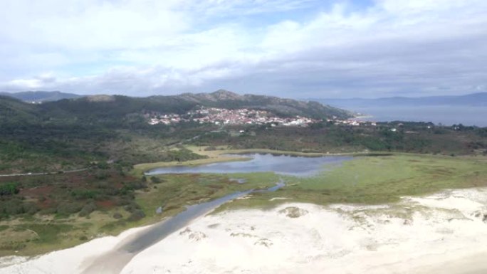 蓬塔坎顿无人机鸟瞰图令人惊叹的风景，与山脉、海滩和卢罗泻湖，在西班牙