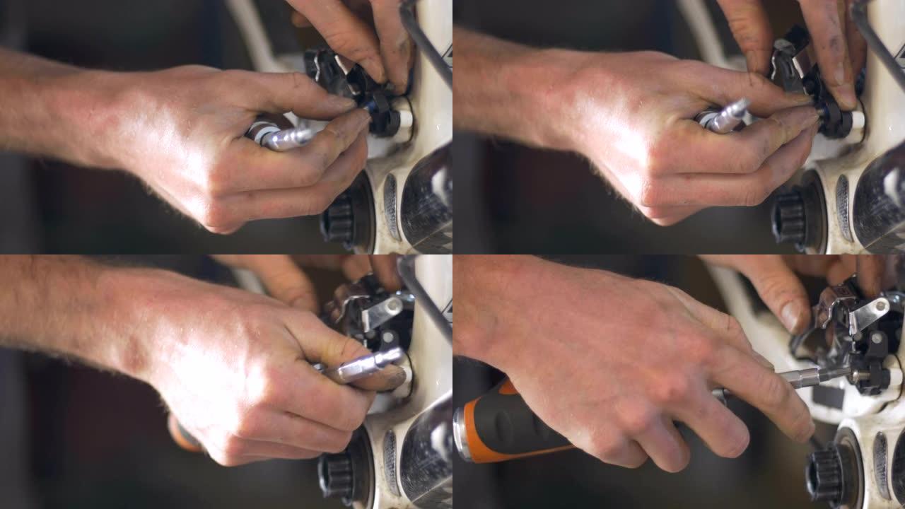 一名男子用螺钉将后拨链器重新安装在自行车上