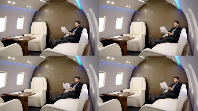 一位年轻的投资者专家分析师正坐在私人飞机上从事项目