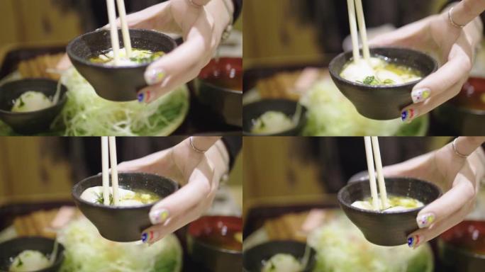 年轻的亚洲女性在东京餐厅享用晚餐日本料理、和牛肉排、日本料理: 日本蒸米饭上的炸猪排