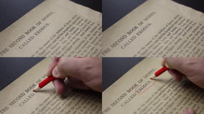 一张纸，写有出埃及记圣经第一章的文字。一个人用红色铅笔圈出书的名字。