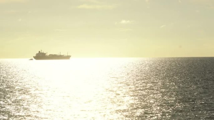 日落时的货船海平面大气海面物流