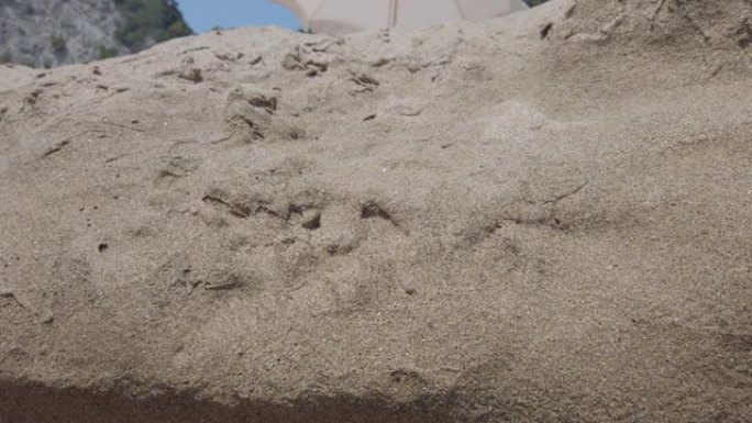 特写背景中的细沙和沙滩伞