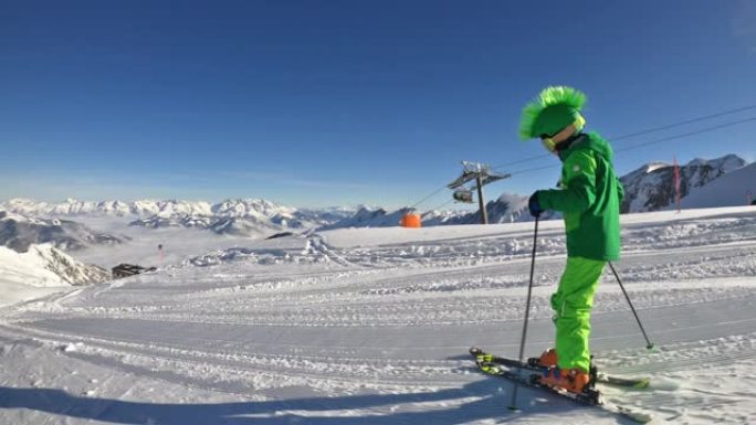 小男孩在阿尔卑斯山的冰川上滑雪