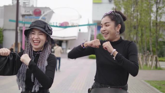 在日本的步行街上享受和跳舞的年轻女性