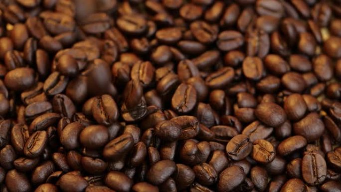 深色咖啡粒。慢动作旋转和下落的咖啡豆