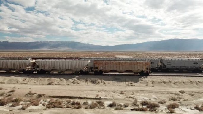 沙漠铁路上的货运列车鸟瞰图