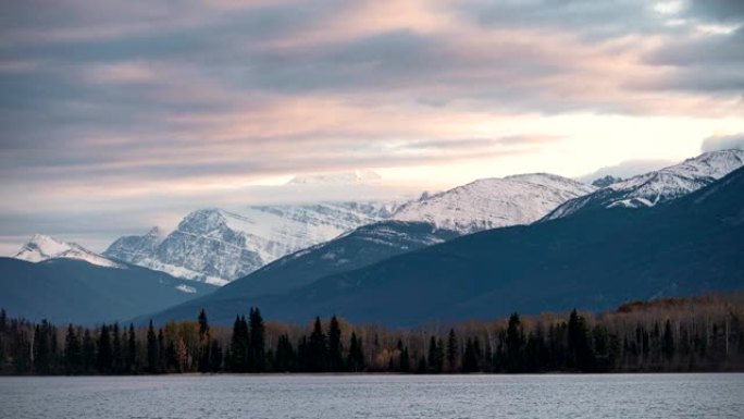 傍晚的云流过加拿大贾斯珀国家公园金字塔湖上的落基山脉