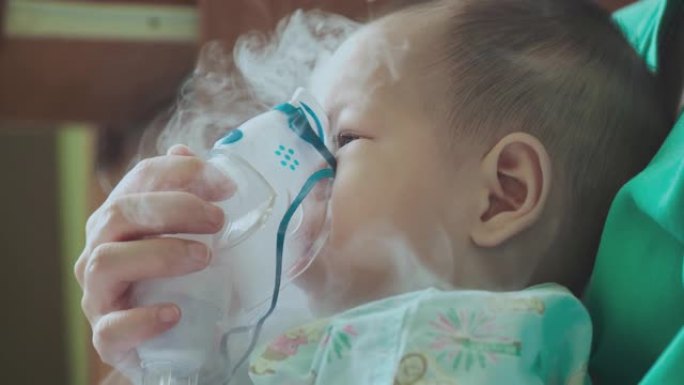 慢动作: 雾化器治疗生病的婴儿。