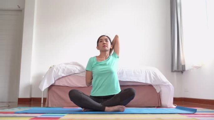 一个女人在卧室里练习瑜伽和冥想