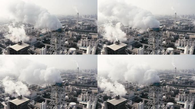 带化工厂的工业区鸟瞰图。工厂冒烟的烟囱